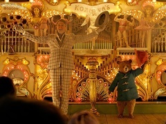 《帕丁顿熊2》正片片段 英国两“国宝”对戏