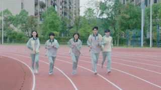 少女為何在操場(chǎng)狂奔？