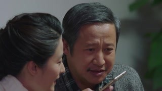 李保国用微信和学生聊天 老花眼看不过来