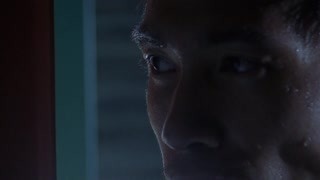 陳豪雨天風(fēng)衣帥氣登場(chǎng) 竟然尾隨他人