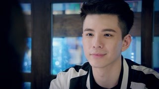 对面坐的是萌妹子 旁边坐的是大美女