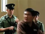 《监狱风云2》片段：发哥被狱警群殴，被逼跳海