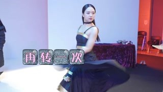 曾淇超专业走秀 后台秀肌肉！