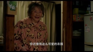 老婆婆穿着小满的超可爱睡衣 有点拘谨