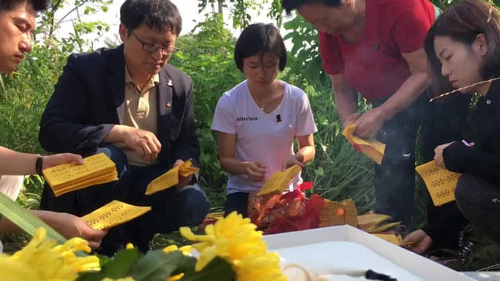 二十二 花絮1：趙正萊祭拜毛銀梅 (中文字幕)