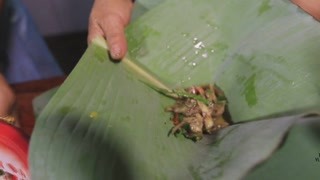 芭蕉叶包裹芭蕉花烤 这是相煎何太急呢