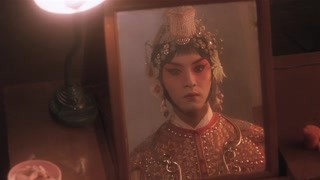 戲臺上的演出熱火朝天后臺演員們也忙著化妝戴行頭