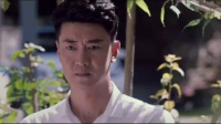 酒吧伙计变身小狼狗强拥美艳老板娘,猛被撞破场面一度很尴尬