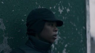 《使女的故事》瓊的好友雪中獨行發現重要線索 奇怪車輛引發思考