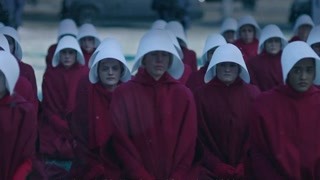 《使女的故事》現場實施石刑使女們議論紛紛 到底是誰這么悲慘
