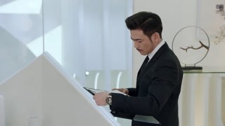 易霈去在办公室等时简发现不得了的事情 被问及的时简却供认不讳