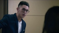 美女與小鮮肉街頭熱吻旁若無人