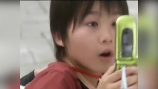 小男孩停下给怪兽拍照