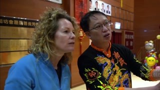 歪果仁小姐姐去香港参观舞龙的练习    这个手艺可不好学啊