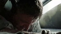 《拆彈部隊》技術兵車里排爆 扔耳機比不雅手勢