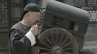 《巡城御史鬼難纏》小金花給桂闌珊送衣服 獎(jiǎng)勵(lì)你的