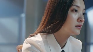 穿越异次元：凌菲惹人嫉妒 把通电电线放进泳池