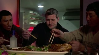 歪果仁捉了鱼去中国人家里煮了吃？  大白天的看饿了