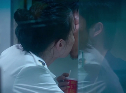 《风平浪静》正片片段 “酸奶吻”桥段成为最浪漫的观影后遗症