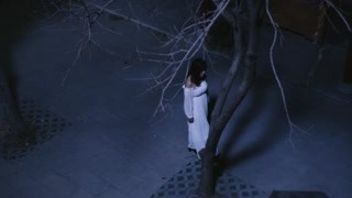 玲珑井：白衣女子走到古井旁边  诡异的气氛萦绕整个院子