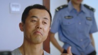 小警察和女记者上演爆笑斗法