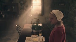 《使女的故事》使女早上用餐使女微笑相迎 有了孩子果然不一樣