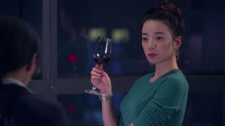 女人何苦为难女人！坏女人竟要美女吃这种东西？