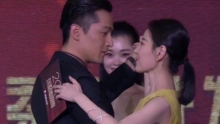 明家三兄弟与女演员共舞