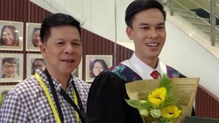 泰国大学生终于毕业 毕业典礼上的他竟然做了这种事