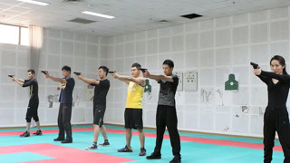 《陽光警察》花絮：新新警察的首次持槍訓(xùn)練
