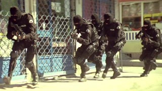 警察來了快進(jìn)入指定位置 這些叛軍這么訓(xùn)練有素