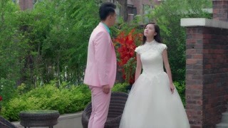 女人为他穿上婚纱  他却要求将其脱下！