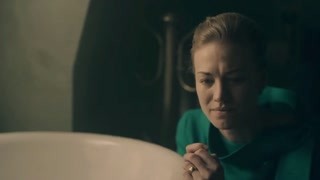 《使女的故事》夫人樂開了花而使女憎惡 自己的孩子有這么討厭嗎