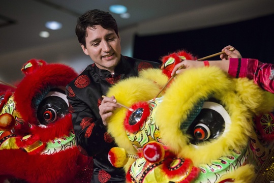 特鲁多庆祝中国新年 身穿唐装为舞狮点睛 第1页