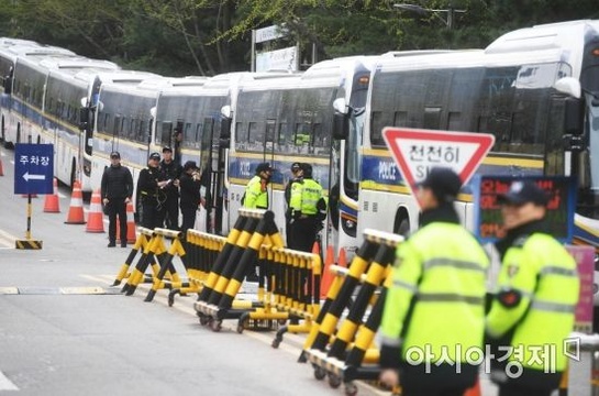 朴槿惠宣判前 4000警察与十几辆大巴待命(2) 第2页