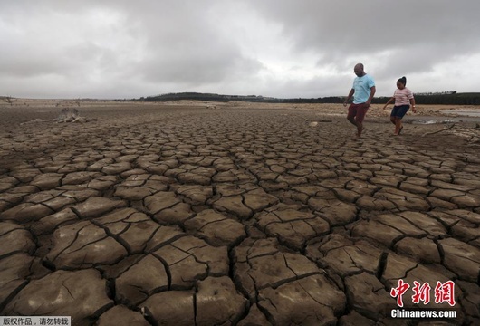 南非宣布干旱进入国家灾难状态 大坝周围几近干涸(4) 第4页