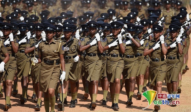 斯里兰卡独立日阅兵 女警穿露腿裙装扛枪 第1页
