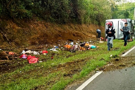 印度尼西亚旅游大巴侧翻 事故已造成27人丧生 第1页