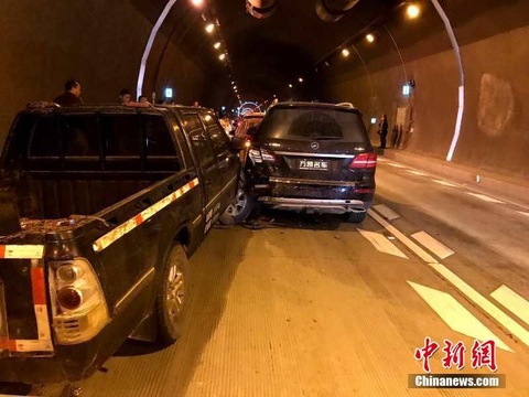 广西一隧道发生多起车祸 涉及72辆车(2) 第2页