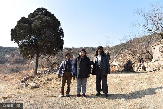 山东母子隐居深山已7代 住石洞夜晚靠柴油灯照明 第1页