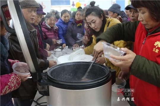 情暖心更暖 一碗腊八粥温暖居民心 第1页