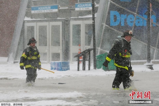 美国马萨诸塞州遭暴风雪袭击 道路变“冰河”(5) 第5页