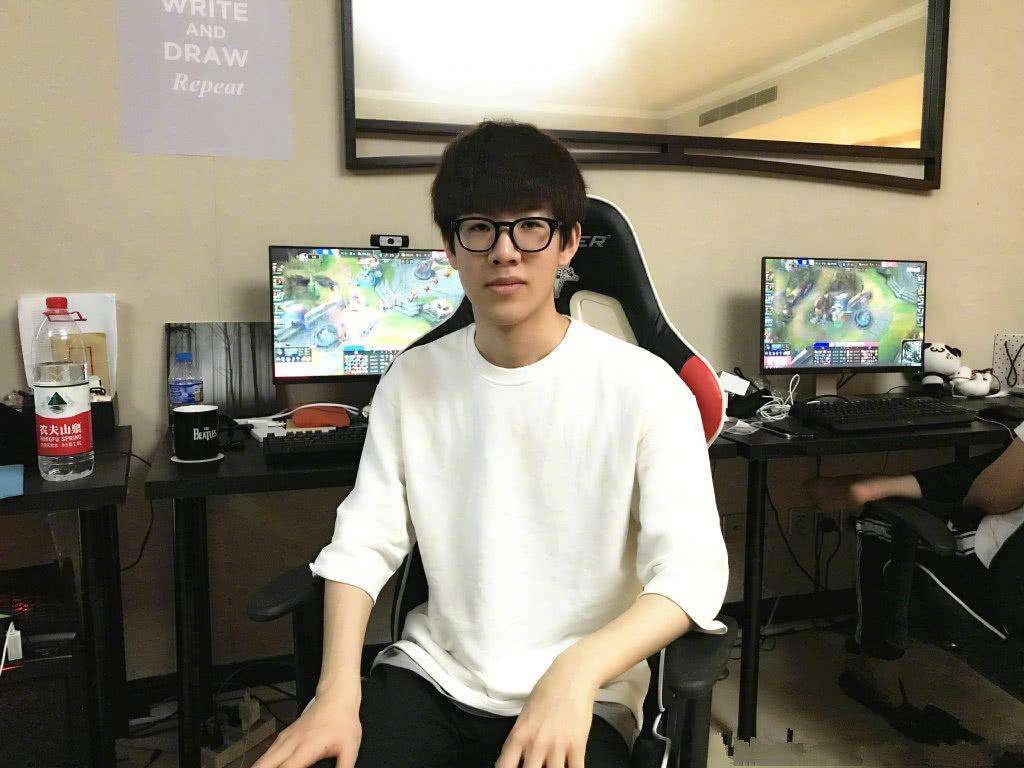 刘杀鸡gdp_刘杀鸡挑衅王思聪 熊猫tv女主播2分钟收入40万(3)