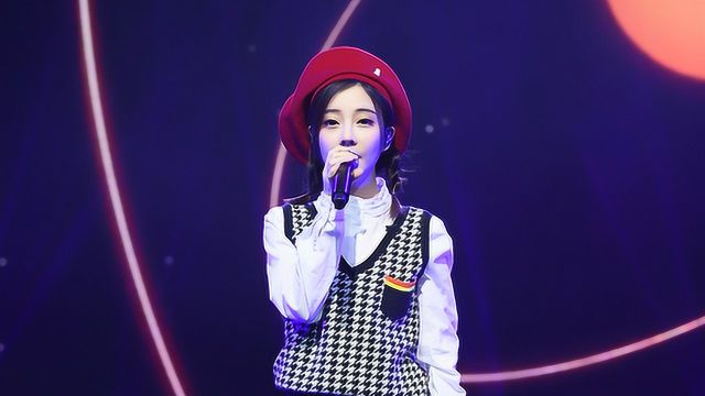 【演出】冯提莫变身冰雪精灵！献唱英雄联盟同人曲《冰雪节》好听哭