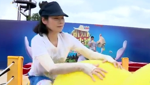 辣妈主播球场卖萌
