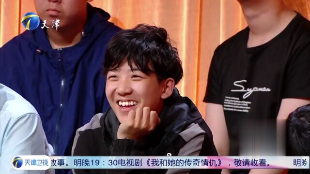 青年演員于恒是演員更是相聲發(fā)燒友  歌曲互動(dòng)看誰(shuí)聽(tīng)得多唱得好