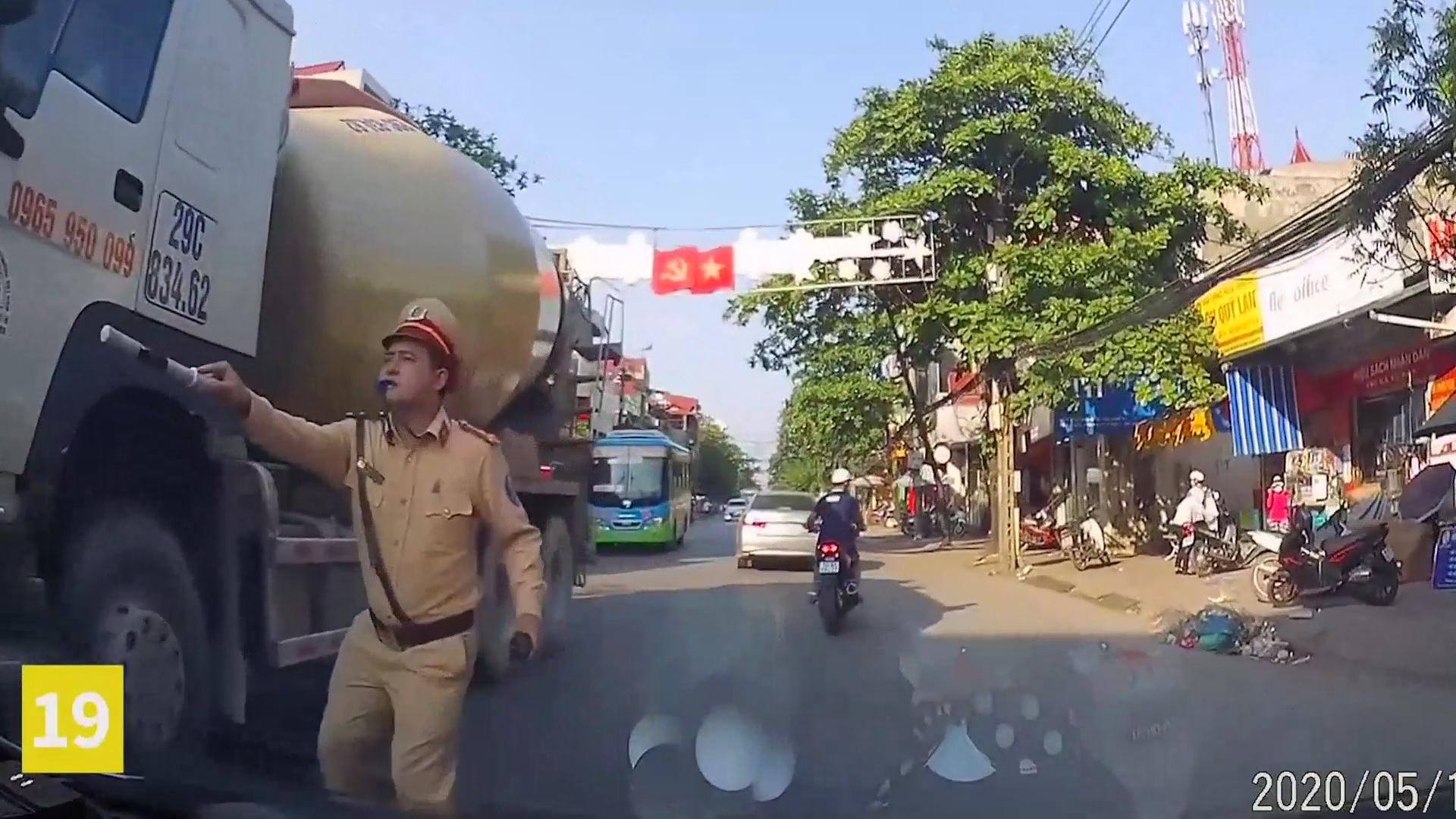 我開始討厭開車了，實拍20個愚蠢的司機悲催時刻