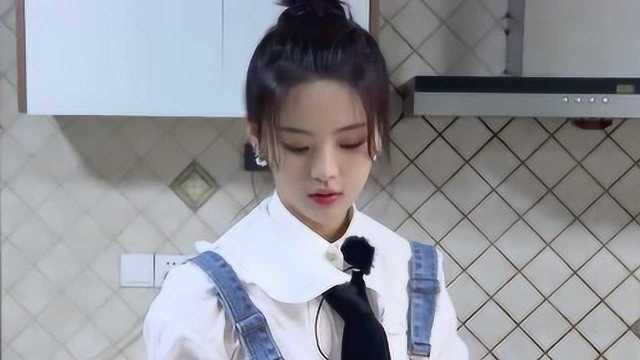 厨娘杨超越上线，给守夜人亲手做皮蛋瘦肉粥