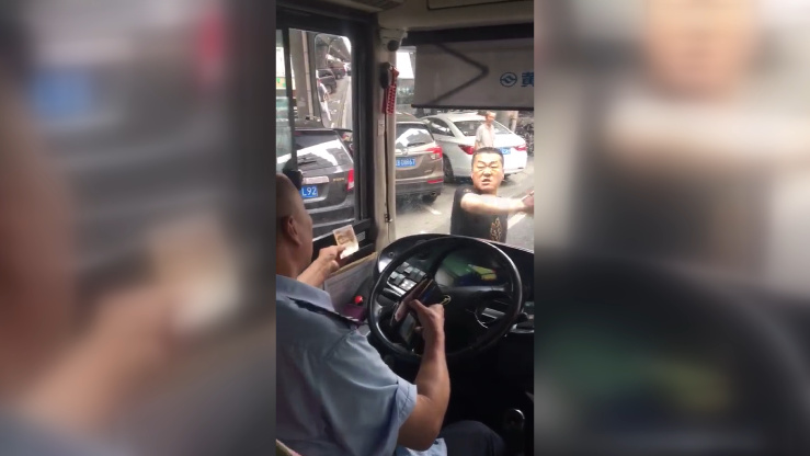辽宁大连一男子因琐事当街拦车求索赔