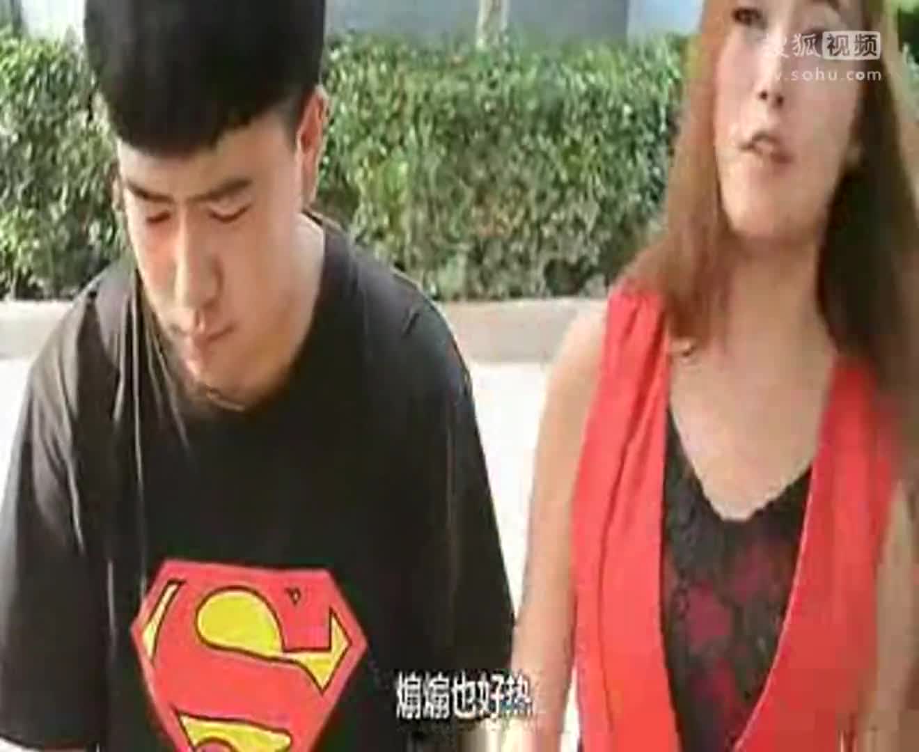 逗比男借雪糕亲近女友 真逗